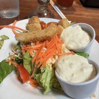 Cheddar's Scratch Kitchen - Salad with blue cheese. Dressing very heavy in the blue cheese which is good. A little too vinegary. - American Near Me - Danville, Kentucky