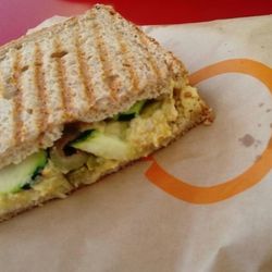 Les Casse-Croûte de Suzy - Sandwich houmous, courgettes poêlées et olives !!!