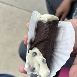 Meriano's Bake Shoppe - Chocolate dipped cannoli