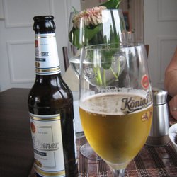 Piano - Köpi 0,5% geht als alkoholfrei durch Köstritzer dunkel, verschämt im Hintergrund 4,8%