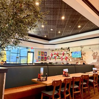 Broken Yolk Cafe - Dining area - American Near Me - Las Vegas, Nevada