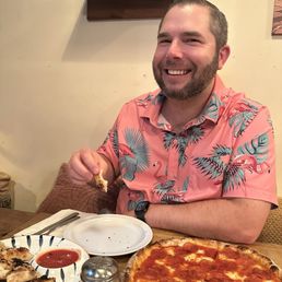 Pizza & Garlic Bread!! The best pizza I've ever had- the sauce is just solo good!!! We came to Miami and ate here everyday!!! Delicious!!