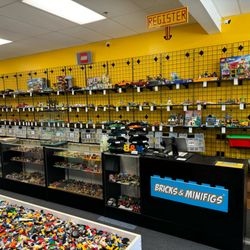 Bricks & Minifigs