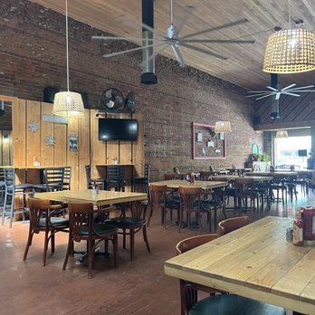 Tadeo’s - Seating area - American Near Me - Lemoore, California