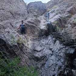 Soledad Canyon Loop - Little bit of a scurry up the rock face... Pretty sturdy, but of course always be careful!