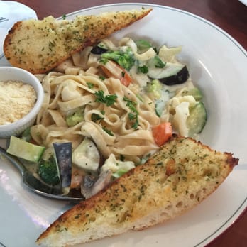 Mediterraneo Family Restaurant - Fettuccine Alfredo with veggies and garlic bread - Greek Near Me - Waterloo, Ontario Mediterraneo Family Restaurant - Fettuccine Alfredo with veggies and garlic bread - Greek Near Me - Waterloo, Ontario