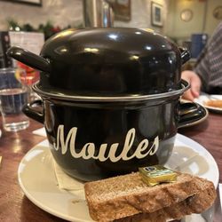Mannion's Bar - Pot of mussels and brown bread. Definitely enough for two people.