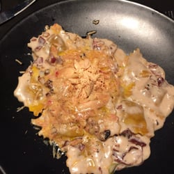 Ravioli de trufa con salsa de foie y jamón ibérico. Se sale