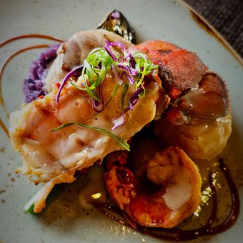 Tidepools - Seafood catch with lobster and shrimp - Hawaiian Near Me - Poipu, Hawaii