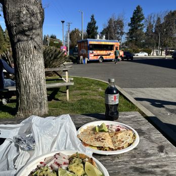 El Califas Tacos - Their truck - Tacos Near Me - Mountain View, California El Califas Tacos - Their truck - Tacos Near Me - Mountain View, California