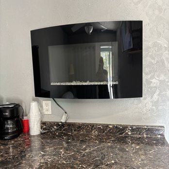 Blackhawk Lodge - Electric fireplace and coffee pot and cups that were provided. - Hotels Near Me - Coarsegold, California Blackhawk Lodge - Electric fireplace and coffee pot and cups that were provided. - Hotels Near Me - Coarsegold, California