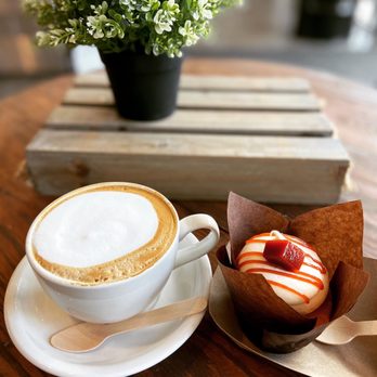 La Zucre Cake Boutique - Guava treat and latte!! - Cupcakes Near Me - Orlando, Florida