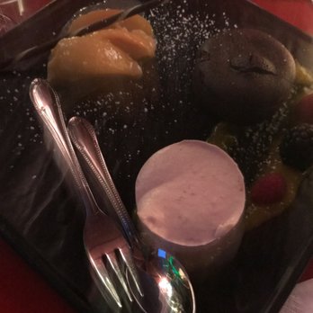 Denkmahl - Himbeer-Parfait mit lauwarmen Schokoladenkuchen an Mangopüree und marinierten Erdbeeren (7,50€) - German Near Me - Kassel, HE