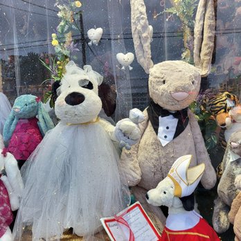 Splash Toy Shop - Bride & groom - Toy Stores Near Me - Richmond, British Columbia