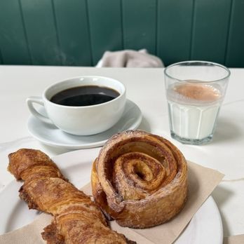 Le Marais Bakery - Cinnamon bun and Baton - Coffee & Tea Near Me - Mill Valley, California