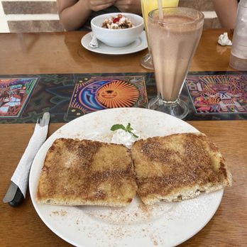 La Bendita Hora - Malletes con Dulce at front, plato de fruta con yogurt y granola in the back of the picture - Puerto Vallarta, JAL La Bendita Hora - Malletes con Dulce at front, plato de fruta con yogurt y granola in the back of the picture - Puerto Vallarta, JAL