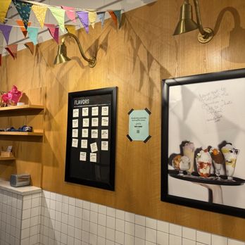 Jeni's Splendid Ice Creams - Interior - Ice Cream & Frozen Yogurt Near Me - Chicago, Illinois