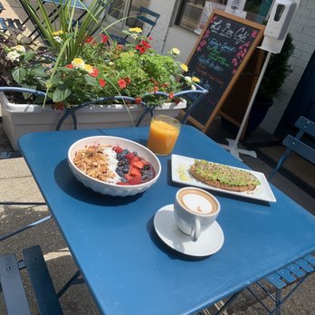 Le Bon Cafe - Açaí bowl, avocado toast, fresh orange juice and illy cappuccino - Coffee & Tea Near Me - Washington, DC, District of Columbia
