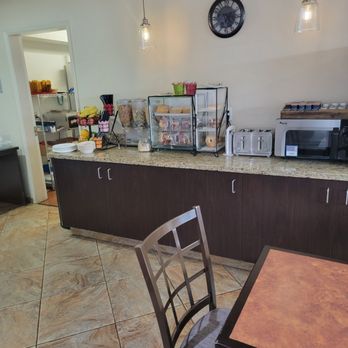 Granzella's Inn - Breakfast - Hotels Near Me - Williams, California