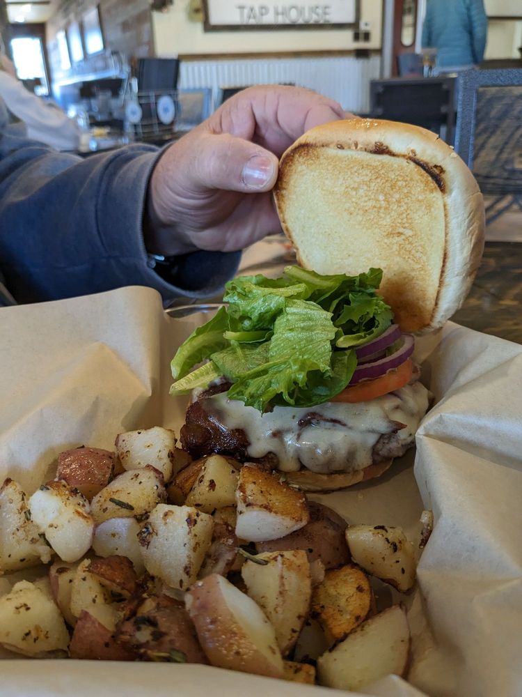 Backyard Tap House Logo