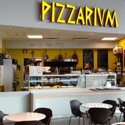 Pizzarium - Hansa-korttelissa sijaitsevan ostoskeskuksen ylimmässä kerroksessa, ylöspäin liikkuvien rullaportaiden vieressä.