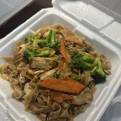 Lemongrass Thai & Sushi 2 - RN2 Phad See Ew chicken