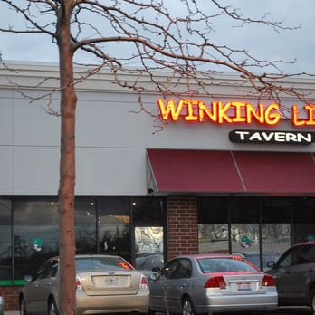 Winking Lizard - cars parked in front of a restaurant - American Near Me - Mentor, Ohio