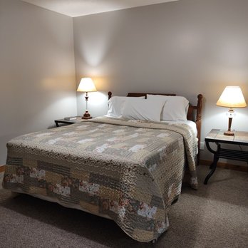 Oak Haven Lodge - SA newly upgraded, carpet paint. Q Bedroom.  Shower, fresh clean linens and towels. Privately situated. New air conditioning units , - Bed & Breakfast Near Me - Floyd, Virginia