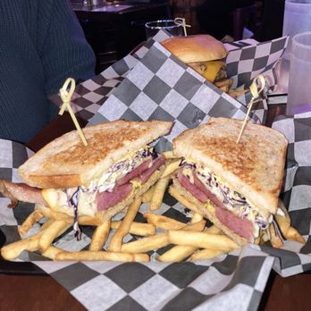 Murphy’s Bar - Corned beef sandwich - Bars Near Me - Queens, New York