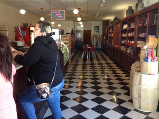 Clinton's Soda Fountain by null