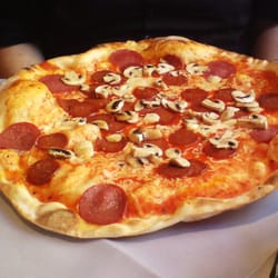 Ristorante Pizzeria San Marco - Pizza Casa.... eben so groß, wie ein Haus, wegen Casa :-))))