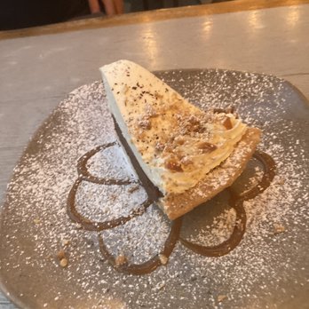 Moku Kitchen - Chocolate macadamia nut cake - Cocktail Bars Near Me - Honolulu, Hawaii