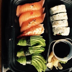 KungFu Köket - En mellan sushi med 3 lax,1 räka,3 avocado och 4 maki för lunch pris 90kr. Annars 95kr. Och misosoppa ingår om man vill.