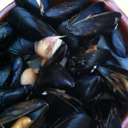 L'Ila - Mejillones al vapor con un chorrito de aceite y un ajo machacado, una pasada!