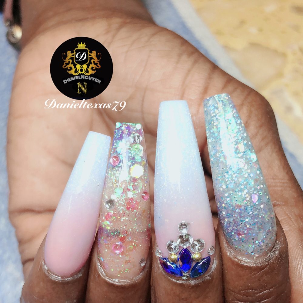 Daniel’s Nails & Spa Logo