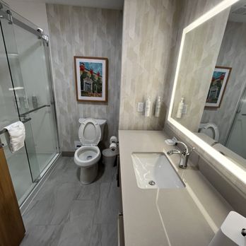 Hampton Inn Mt. Vernon - Room bathroom. Awesome shower. - Hotels Near Me - Mt. Vernon, Ohio