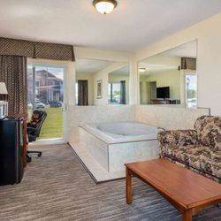 Ramada by Wyndham Gananoque Provincial Inn - Guest room