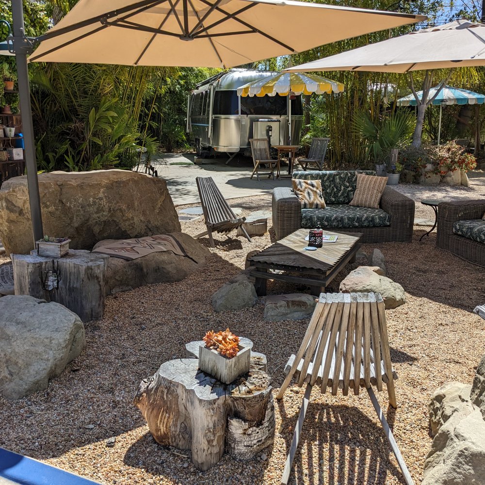 Caravan Outpost - Seating and recreation area in the middle - Hotels Near Me - Ojai, California