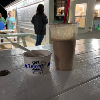 Ziggy's - a cup of ice cream and a drink on a picnic table - Fast Food Near Me - Plymouth, Massachusetts Ziggy's - a cup of ice cream and a drink on a picnic table - Fast Food Near Me - Plymouth, Massachusetts