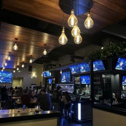 38 Degrees Ale House & Grill - Lakers lost in 5