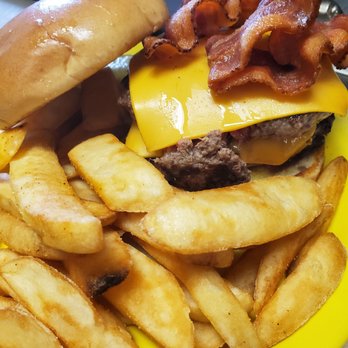 Norm's Eatery and Tap - Sports Bars Near Me - Lyndon Station, Wisconsin