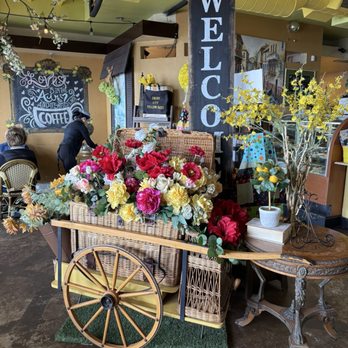 Yellow Vase - Floral Designers Near Me - Rancho Palos Verdes, California