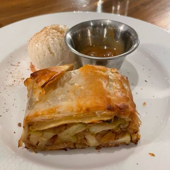 Revel Lounge - Apple strudel with bourbon cinnamon ice cream, and caramel sauce - Lounges Near Me - Vail, Colorado