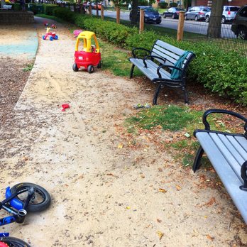 Thomas E. Snyder Tot Lot - Plenty of seating. - Parks Near Me - Evanston, Illinois