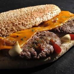 Les Choix d'Anna - Le texan (pain grillé aux sésames, mimolette fondue, steaks hachés, oignons confits, sauce au choix) 4,80€