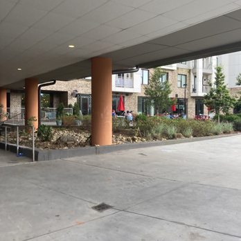 Cremalosa - Outdoor eating area - Gelato Near Me - Avondale Estates, Georgia