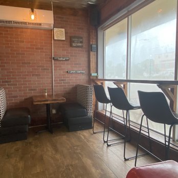 Healthy N Fresh Cafe - Counter seats and booth up front, with a few more booths along the wall on the left - Salad Near Me - Tampa, Florida Healthy N Fresh Cafe - Counter seats and booth up front, with a few more booths along the wall on the left - Salad Near Me - Tampa, Florida