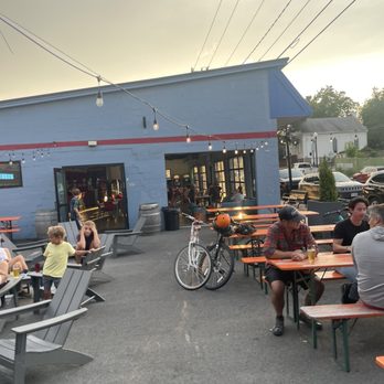 Aslin Beer Company - Cool outdoor vibe - Breweries Near Me - Herndon, Virginia