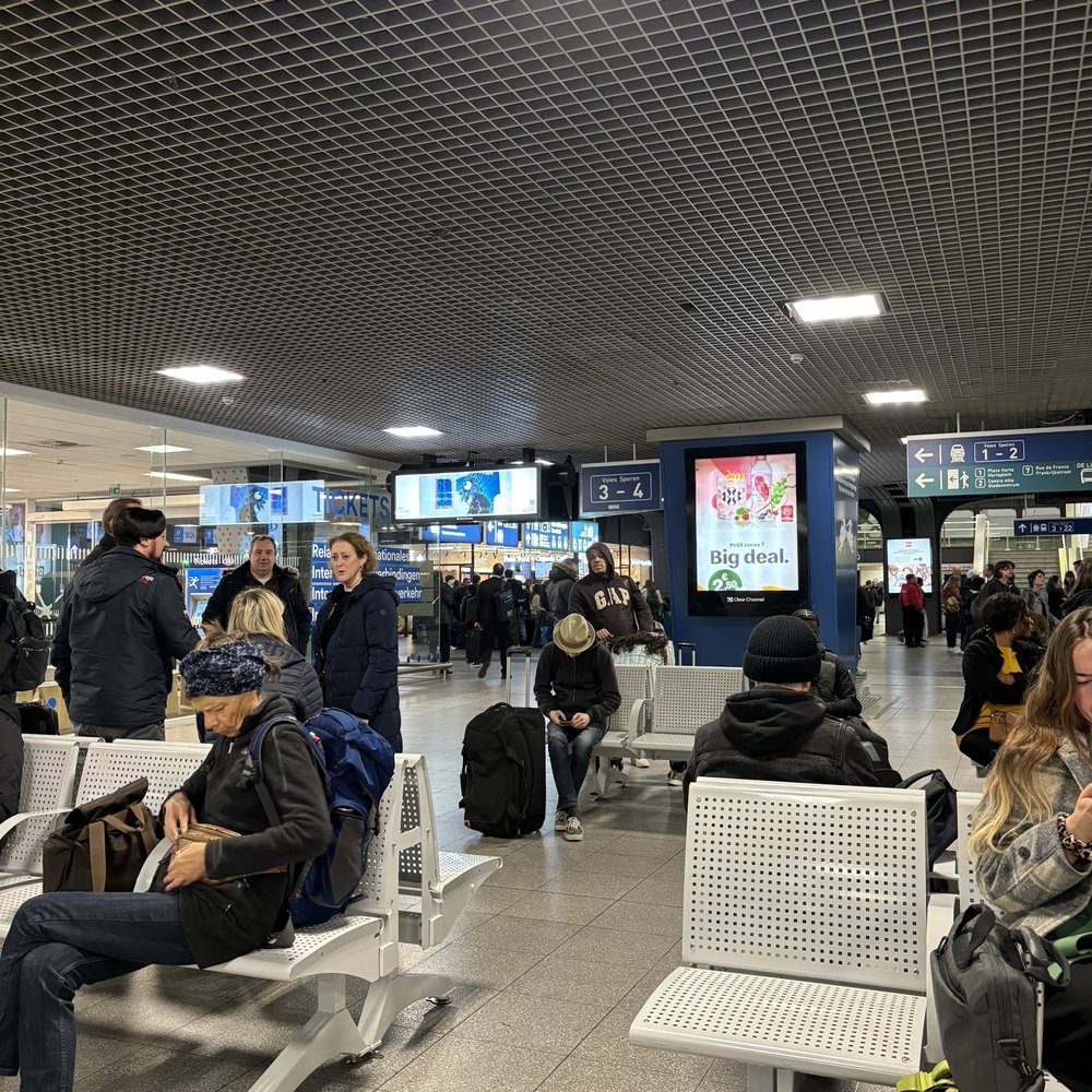 Gare de Bruxelles-Midi - Random shot of the main floor. - Train Stations Near Me - Brussels, BRU