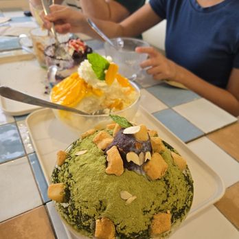 Fluffle Cafe - Cafes Near Me - Richmond, British Columbia